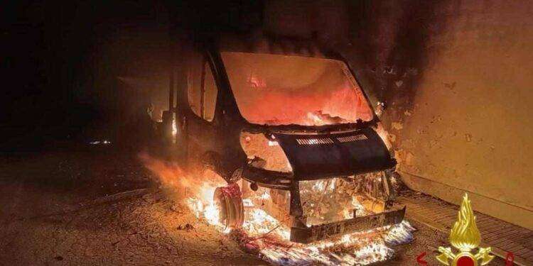 Sassari, in fiamme furgone: intervento dei Vigili del Fuoco
