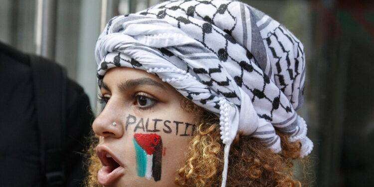 Gli studenti solidali con la Palestina: nazisti per il ministro Valditara. Chiesta azione penale per odio razziale