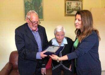 Sono due centenari e sono sposati da 77 anni, è festa