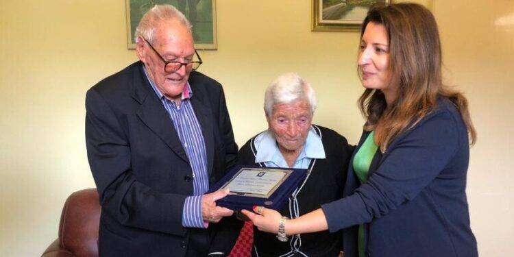 Sono due centenari e sono sposati da 77 anni, è festa