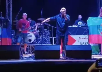 Le bandiere del Donbass sventolano al concerto: è polemica