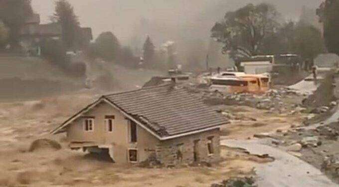 Maltempo in Francia, cedono due ponti vicino a Nizza