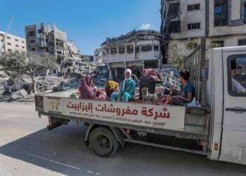 Il regime sionista israeliano bombarda un convoglio di palestinesi in fuga