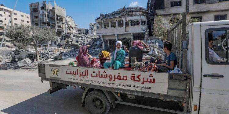 Il regime sionista israeliano bombarda un convoglio di palestinesi in fuga