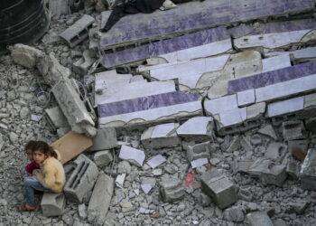 Genocidio a Gaza, il regime sionista bombarda campo profughi: almeno 400 tra morti e feriti