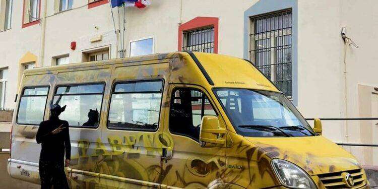L’arte di Manu Invisible decora lo scuolabus di Sennori