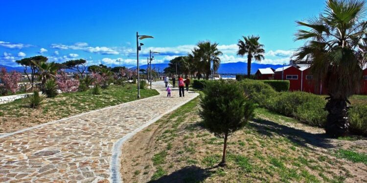 Discarica a cielo aperto al Poetto di Quartu