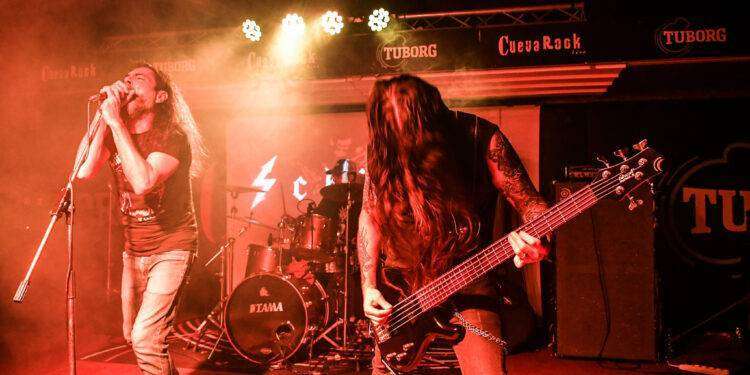 Gli Schizo in concerto alla CuevaRock, ritmo incessante e suoni ruvidi