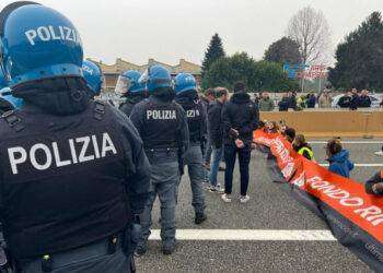 Ultima generazione blocca autostrada Torino-Milano