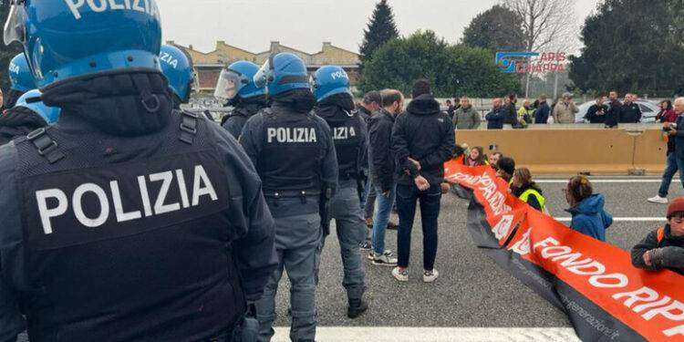 Ultima generazione blocca autostrada Torino-Milano