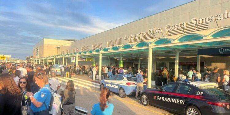Allarme bomba all’aeroporto di Olbia, evacuato lo scalo