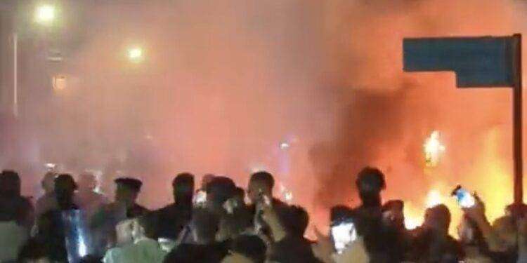 Amman, Giordania: manifestanti danno fuoco ambasciata israeliana contro attacco su ospedale di Gaza