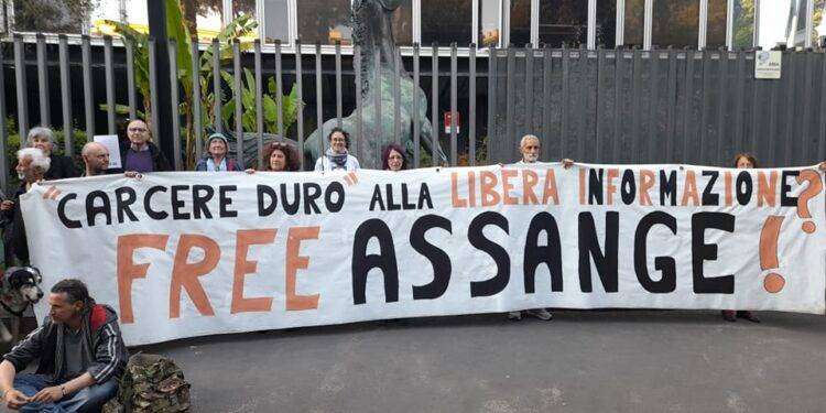 Assange è cittadino onorario di Roma, prima grande città al mondo a conferirgli l’onorificenza