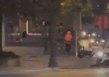 Sparatoria a Bruxelles, uomo armato di kalashnikov apre il fuoco: ci sono vittime