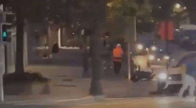 Sparatoria a Bruxelles, uomo armato di kalashnikov apre il fuoco: ci sono vittime