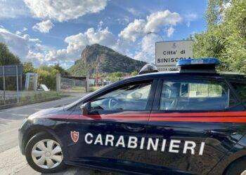 Attentato incendiario contro auto di un carabiniere e sua moglie
