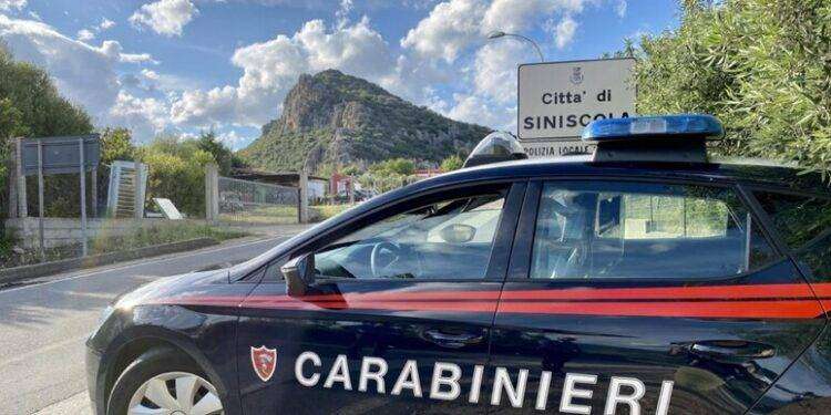 Attentato incendiario contro auto di un carabiniere e sua moglie