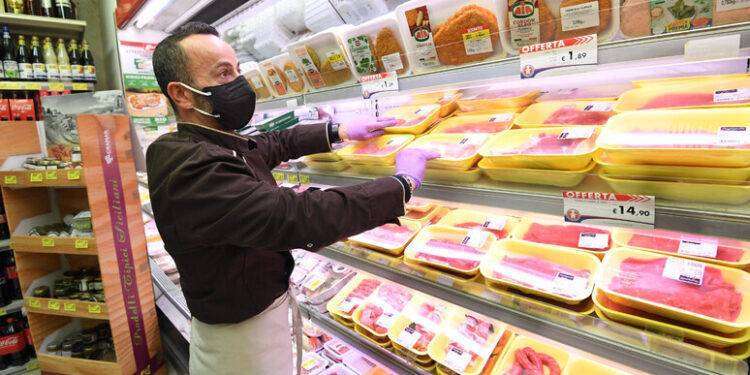 Allarme Adiconsum per carrello della spesa, alimentari +9%