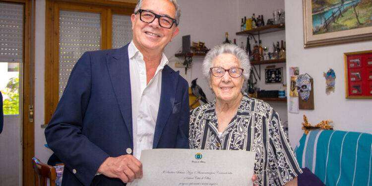 Festa a Olbia per nuova centenaria, pergamena dal sindaco