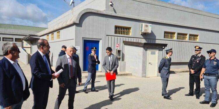 Migranti, sopralluogo al Cpr di Macomer prima dell’ampliamento