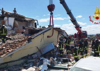 Casa crolla dopo un’esplosione, un morto e un disperso