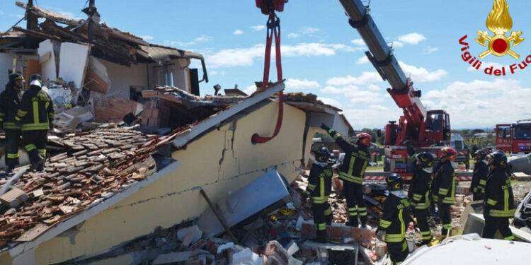 Casa crolla dopo un’esplosione, un morto e un disperso