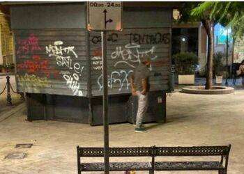 Stanco del degrado il titolare di un pub chiude per protesta