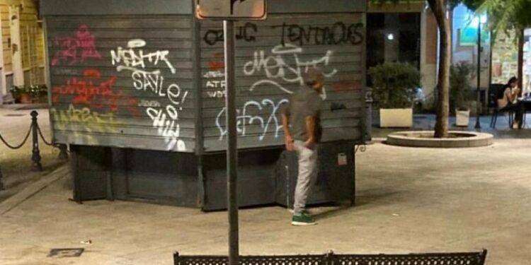 Stanco del degrado il titolare di un pub chiude per protesta