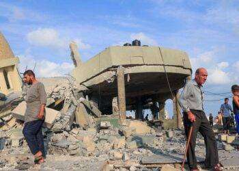 Ecco come il regime sionista combatte i terroristi: distrutta da una bomba “intelligente” una moschea a Gaza