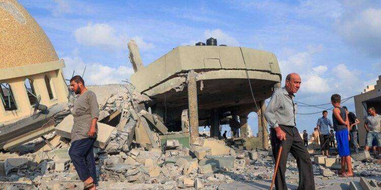 Ecco come il regime sionista combatte i terroristi: distrutta da una bomba “intelligente” una moschea a Gaza