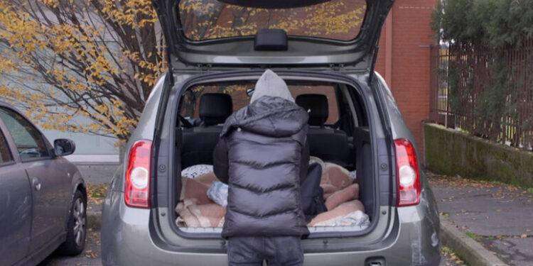 Vive in auto con famiglia, tunisino trova casa grazie ad appello