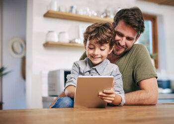 Divario di genere a casa, a che punto siamo con la parità tra genitori nella cura dei figli