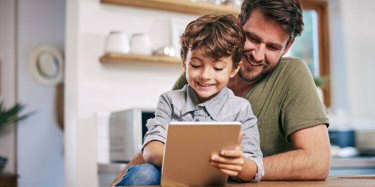 Divario di genere a casa, a che punto siamo con la parità tra genitori nella cura dei figli