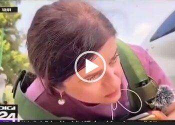 Giornalista rumena buttata a terra per “attacco su Israele”, nel mentre la gente intorno passeggia in bici