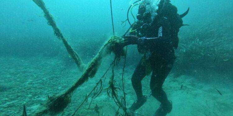 Duecento metri di reti da pesca ‘fantasma’ rimosse a Molara