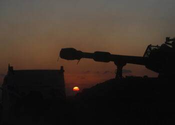 Tank israeliano colpisce per sbaglio una postazione militare egiziana