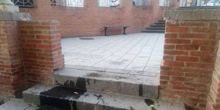 Imbrattano lavatoio dell’Ottocento e filmano la bravata