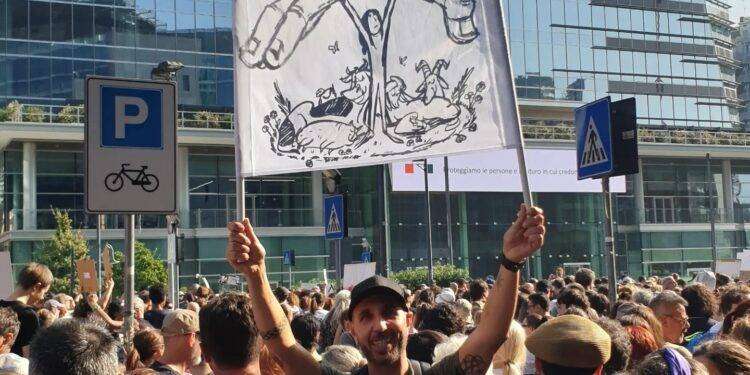 Migliaia di animalisti in corteo a Milano: “Giù le mani dai santuari degli animali liberi”