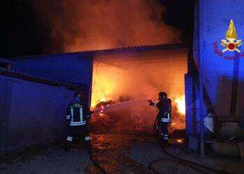 In fiamme capannone agricolo a Serdiana