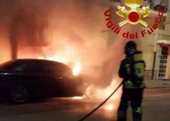 Paura a Sassari, auto in fiamme: evacuata palazzina