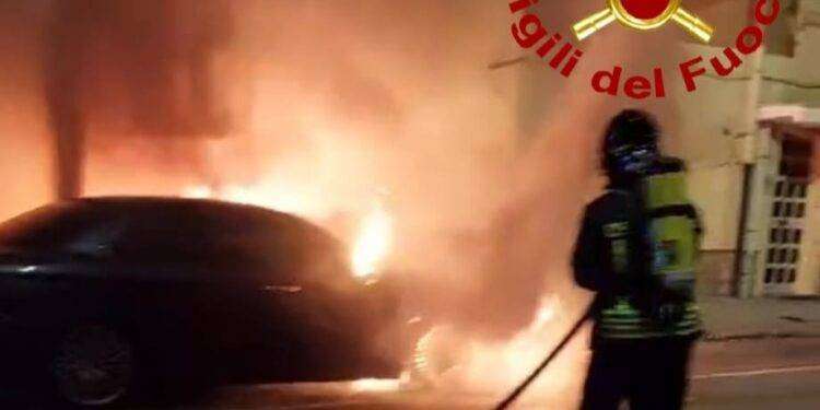 Paura a Sassari, auto in fiamme: evacuata palazzina