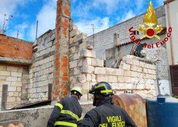 Ossi, crolla scala esterna: in azione i Vigili del fuoco