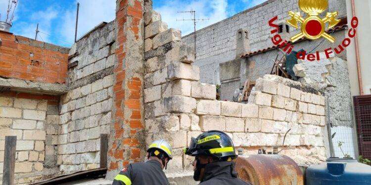 Ossi, crolla scala esterna: in azione i Vigili del fuoco