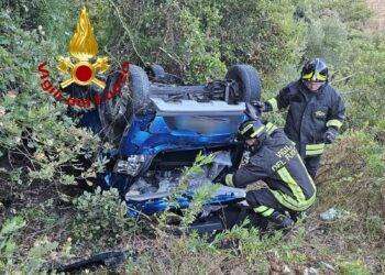 Con l’auto giù dalla scarpata per 30 metri: intervento dei Vigili del fuoco