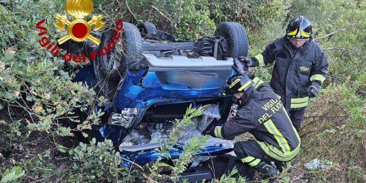 Con l’auto giù dalla scarpata per 30 metri: intervento dei Vigili del fuoco