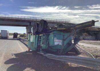 Semirimorchio si ribalta: chiusa la SS 131