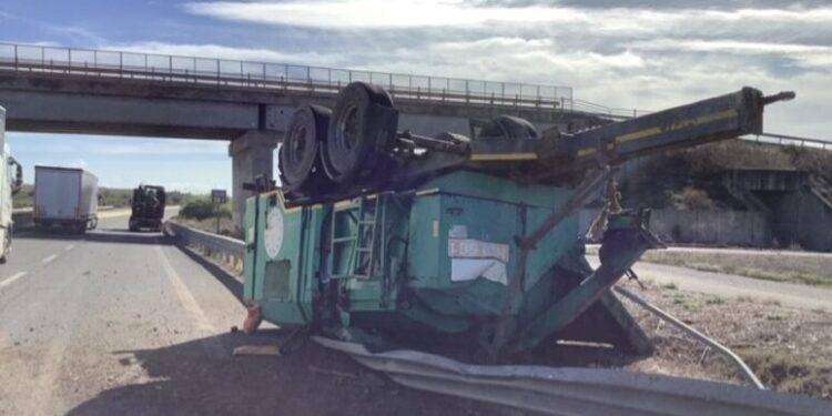 Semirimorchio si ribalta: chiusa la SS 131