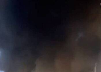 Vasto incendio in zona industriale a Olbia, operaio ustionato