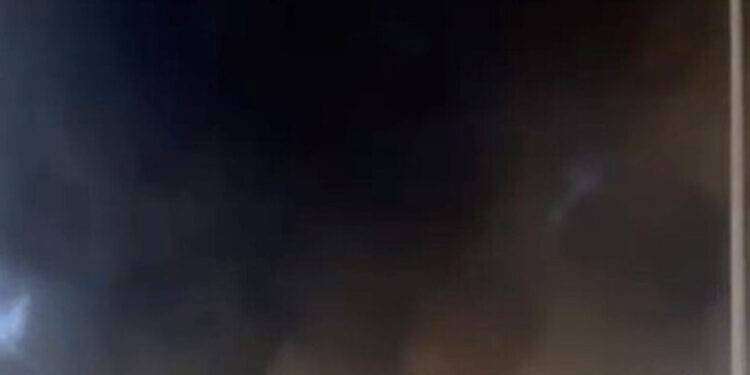 Vasto incendio in zona industriale a Olbia, operaio ustionato