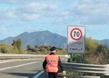 Finisce in una scarpata sotto la statale 125, 46enne ferita